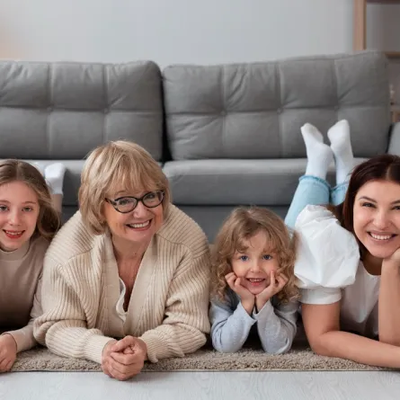 صورة طريفة لجدة وسط أحفادها