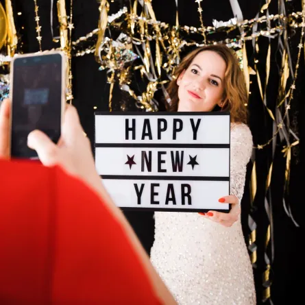 صديقتان تحتفلان برأس السنة الميلادية