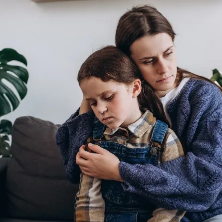 صورة لأم تحضن طفلتها