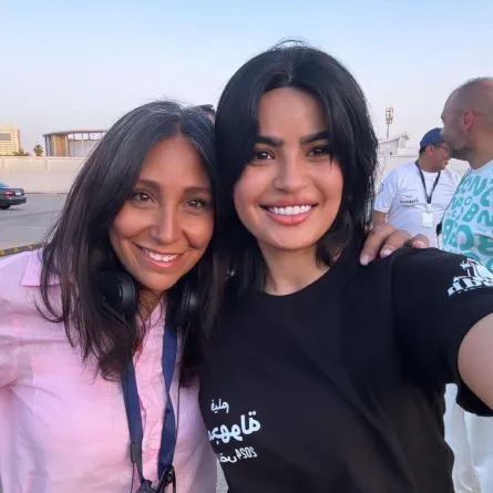ميلاالزهراني والمخرجة هيفاء المنصور من موقع تصوير فيلم "المجهولة"- الصورة من حساب ميلاالزهراني على إكس