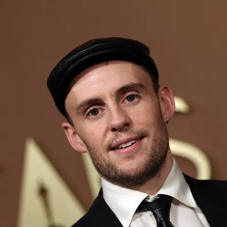 هاري لايتون مخرج فيلم Pillion في حفل توزيع جوائز الأوسكار 2025 ( Harry Layton, director of the film Pillion, at the 2025 Academy Awards ceremony ). مصدر الصورة: VALERIE MACON / AFP