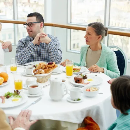 صورة لعائلة تتناول الطعام