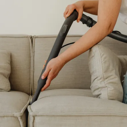 استخدام المكنسة الكهربائية لتنظيف الأريكة