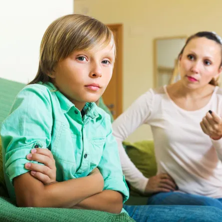 صورة لأم تعاتب طفلها بقسوة