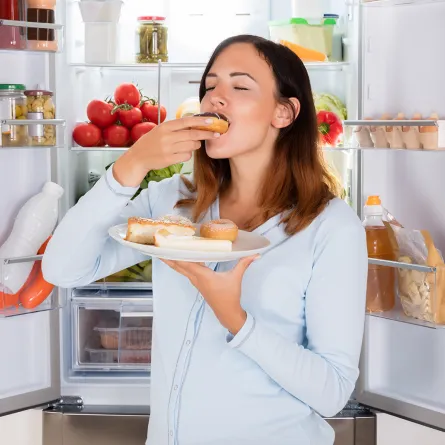 سيدة تشعر بالجوع حتى بعد تناول وجبة كبيرة
