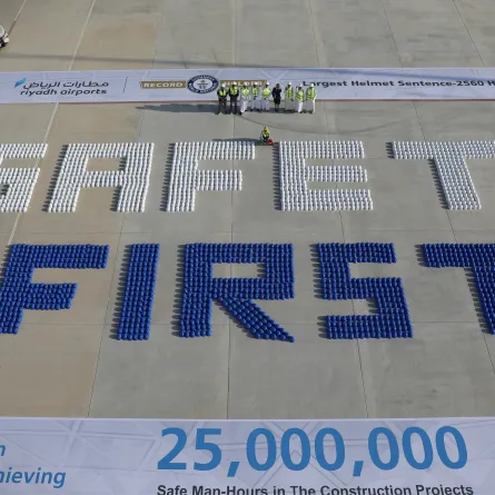 تشكيل أكبر جملة بخوذات السلامة  باستخدام 2.560 خوذة - الصورة من الحساب الرسمي لمطارات الرياض على منصة إكس