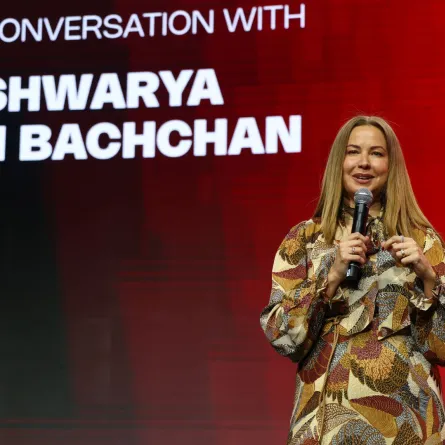 ريا أبي راشد Raya Abirached في الجلسة الحوارية مع آيشواريا راي بمهرجان البحر الأحمر السينمائي الدولي 2025. مصدر الصورة: Tim P. Whitby/Getty Images for The Red Sea International Film Festival