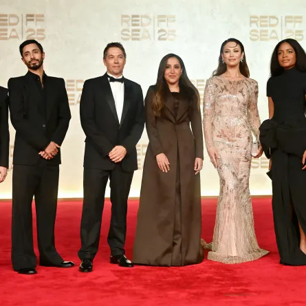 جمانا الراشد رئيسة مجلس أمناء مؤسسة البحر الأحمر السينمائي تتوسط أعضاء لجنة تحكيم مسابقة البحر الأحمر للأفلام - مصدر الصورة Eamonn M. McCormack/Getty Images for The Red Sea International Film Festival