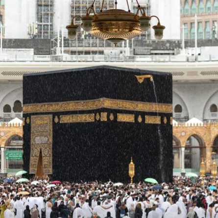 الكعبة المشرفة لحظة هطول الأمطار 