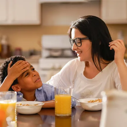 صورة حديث أم وابنها على الطعام