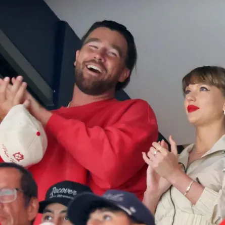 ترافيس كيلسي وتايلور سويفت في قاعة أميرانت بنك أرينا في صن رايز، فلوريدا (Travis Kelce and Taylor Swift at Amerant Bank Arena in Sunrise, Florida). مصدر الصورة: Bruce Bennett/Getty Images/AFP