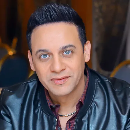 لأول مرة.. زوجة مصطفى قمر تظهر معه في كليب "مش حاشوفك"