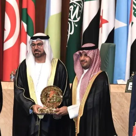 ريان الحسن المدير العام للتحول والإستراتيجية بهيئة التراث تسلم الجائزة