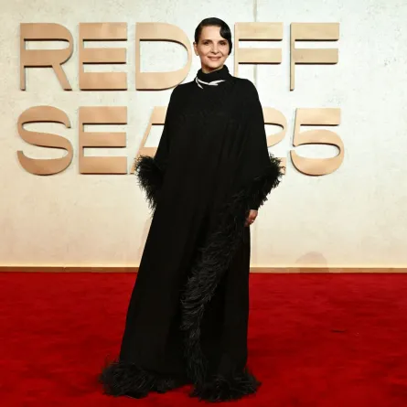 النجمة جولييت بينوش  على سجادة مهرجان البحر الأحمر السينمائي 2025Juliette Binoche - (مصدر الصورة  Eamonn M. McCormack/Getty Images for The Red Sea International Film Festival)