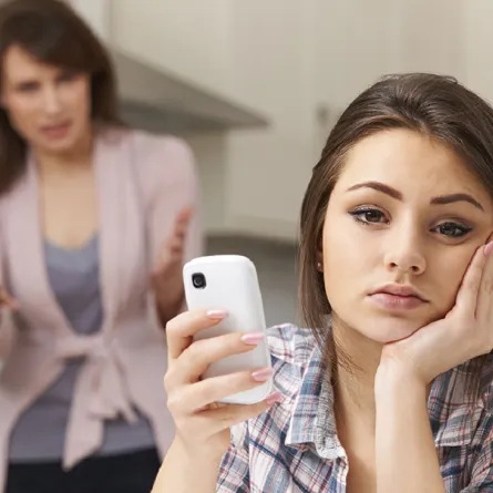 صورة لمراهقة بالجوال وأم تعترض