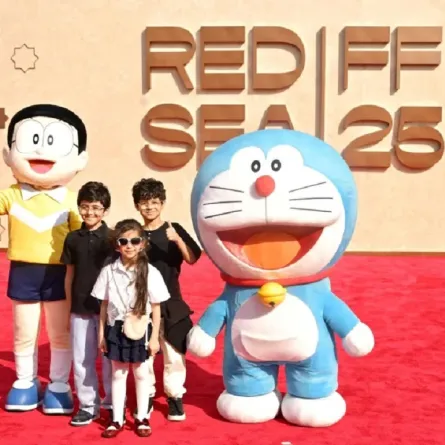 السجادة الحمراء لفيلم الأنيميشن الياباني دورايمون: نوبيتا في عالم اللوحات. مصدر الصورة: Eamonn M. McCormack/Getty Images for The Red Sea International Film Festival