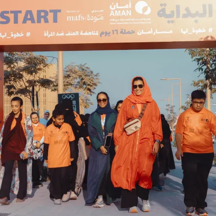 "خطوة لها "مسيرة لجمعية أمان للحماية من الإيذاء لمناهضة العنف ضد المرأة 