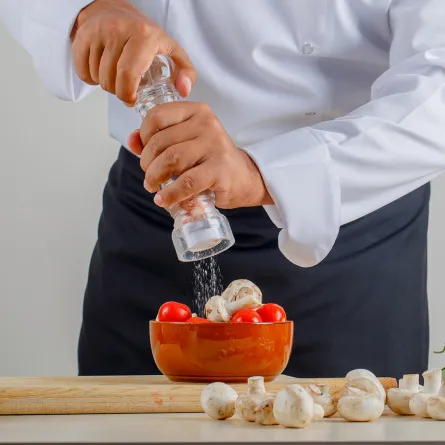 ما الذي يحدث داخل جسمك عندما تقلّلين من تناول الملح؟ Image by 8photo on Freepik