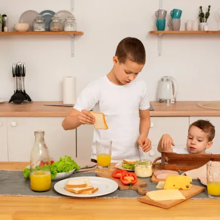 صورة لأطفال يتناولون الجبن الطبيعي على مائدة الإفطار