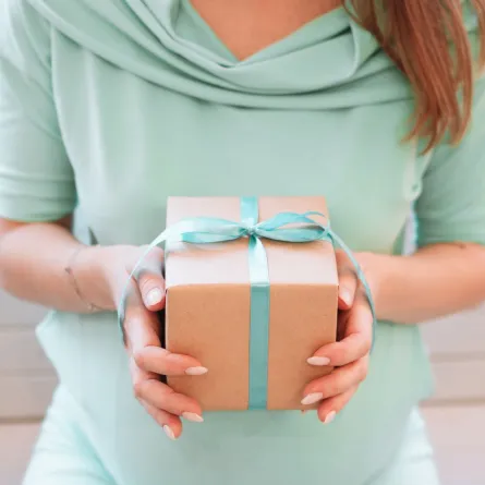 صورة حامل تحمل الهدية