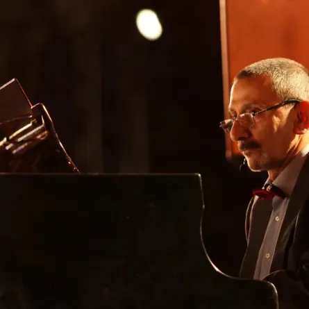 زياد الرحباني خلال حفلته الموسيقية في قلعة دمشق (Ziad Rahbani at Damascus Citadel). مصدر الصورة: AFP LOUAI BESHARA / AFP