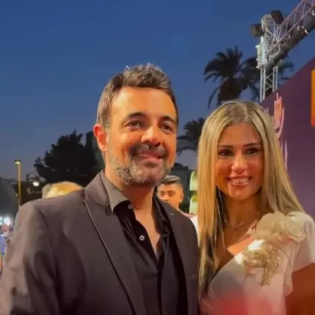 عمرو محمود ياسين وزوجته الإعلامية آيات أباظة - الصورة من حسابها على فيسبوك