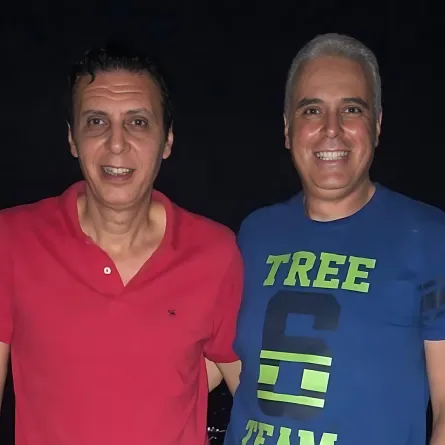 طارق الأمير مع شقيقه يحيى- الصورة من حساب يحيى الأمير على فيسبوك