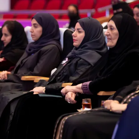 الأميرة هيفاء الفيصل تتوسط عدد من القياديات السعوديات في تفعيل مبادرة 10KSA في جامعة اليمامة 