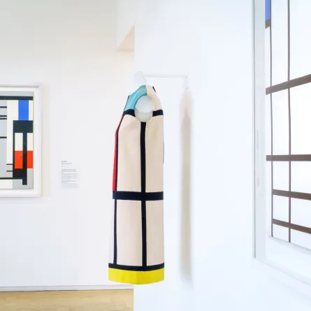 معرض خاص بأعمال إيف سان لوران بعد مرور 60 عاماً على أول عرض له، في متحف Yves Saint Laurent Museum، في باريس، وفي الخلفية لوحة Composition in red, blue and white للرسام بيت موندريان Piet Mondrian، من عام 1937 (مصدر الصورة: Philippe Petit /Paris Match via Getty Images)