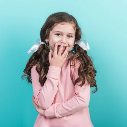 صورة لطفلة مترددة خائفة وخجولة