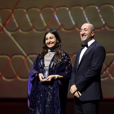 شهد أمين تتسلم جائزة أفضل فيلم سعودي من مهرجان البحر الأحمر السينمائي 2025. مصدر الصورة: Daniele Venturelli/Getty Images for The Red Sea International Film Festival