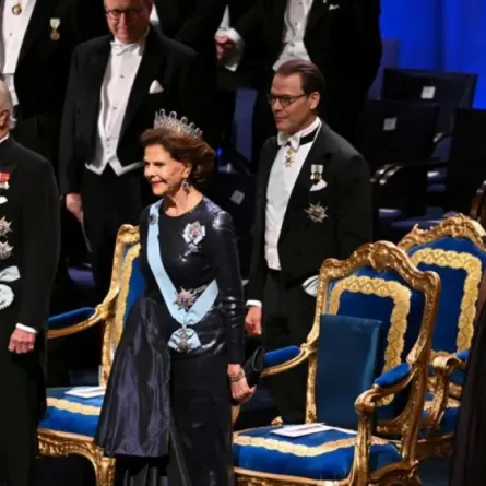 الملك كارل السادس عشر غوستاف والملكة سيلفيا والأمير دانييل وولي العهد الأميرة فيكتوريا في قاعة الحفلات الموسيقية في ستوكهولم، السويد (King Carl XVI Gustaf, Queen Silvia, Prince Daniel and Crown Princess Victoria at the Concert Hall in Stockholm, Sweden). مصدر الصورة: Jonathan NACKSTRAND / AFP