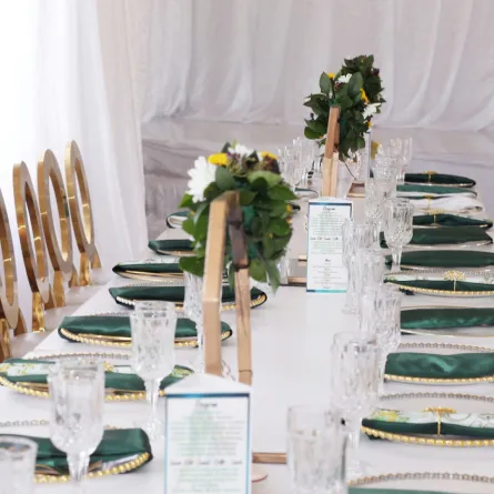 تفاصيل بالأخضر على طاولة حفل الزفاف