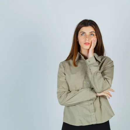 امرأة تشعر بالقلق- المصدر: freepik