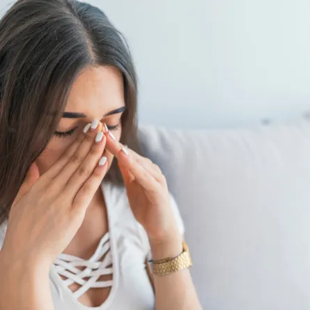 فتاة تعاني من التهاب الجيوب الأنفية- المصدر: Shutterstock