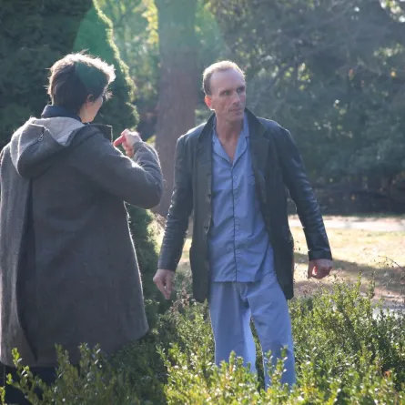 بيتر غرين في موقع تصوير فيلم "3 Days Rising" في ويست أورانج، نيو جيرسي. (Peter Greene on the film set of "3 Days Rising" in West Orange, New Jersey)- مصدر الصورة: (Photo by ROB KIM / GETTY IMAGES NORTH AMERICA / Getty Images via AFP)