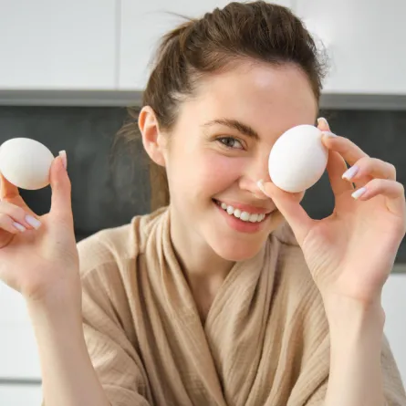 امرأة تتناول البيض - المصدر freepik