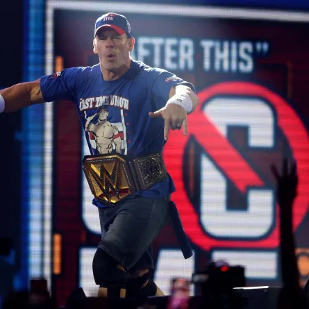 جون سينا ​​في ملعب ميتلايف في إيست روثرفورد، نيو جيرسي (John Cena at MetLife Stadium in East Rutherford, New Jersey). مصدر الصورة: Elsa/Getty Images/AFP