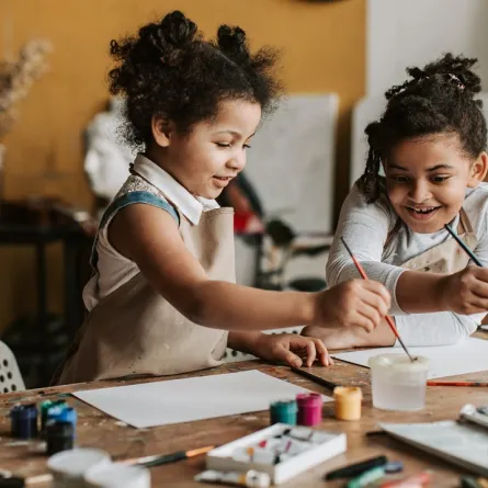 صورة لطفلتين ترسمان