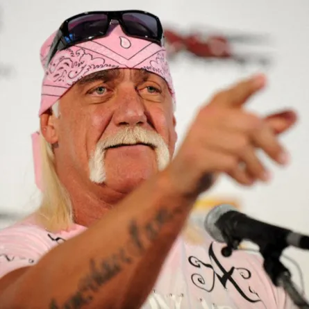 هالك هوجان خلال حفل إطلاق كتابه "حياتي خارج الحلبة" ‏Hulk Hogan in the launch of his book "My Life ‎Outside the Ring‏.- مصدر الصورة: (‏Photo by Bryan Bedder / GETTY IMAGES NORTH AMERICA / ‎Getty Images via AFP‏)‏