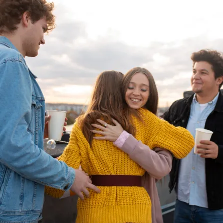 التسامح بين الأصدقاء يعزز العلاقات - المصدر freepik