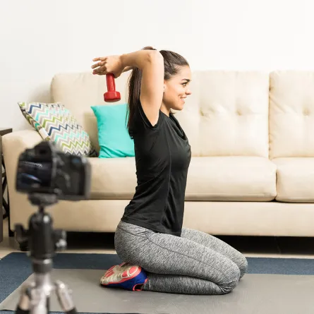 سيدة تقوم بأفضل رياضة لحرق الدهون وشد الجسم -Image by tonodiaz on Freepik