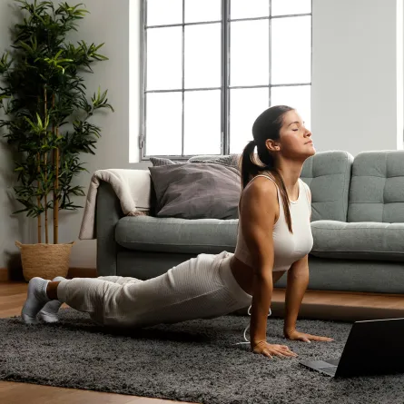 سيدة تقوم بتمارين قصيرة لنتائج طويلة -Image By Freepik