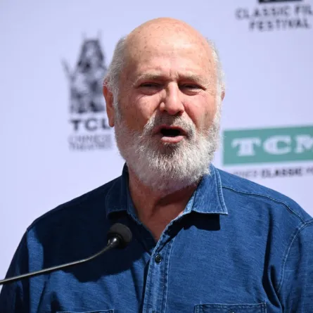 روب راينر في مسرح تي سي إل الصيني في هوليوود كاليفورنيا (Rob Reiner at the TCL Chinese Theatre in Hollywood, California). مصدر الصورة: ROBYN BECK / AFP