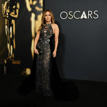 جينيفر لوبيز Jennifer Lopez في حفل Governors Awards 2024 (مصدر الصورة Gilbert Flores/Variety via Getty Images)