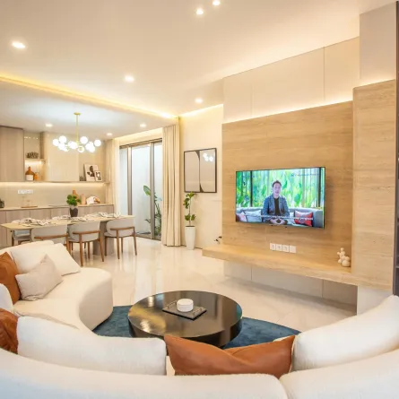 غرفة معيشة مفتوحة على المطبخ مع تلفزيون