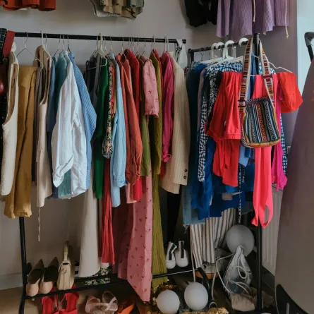 تبديل الملابس في الخزانة  