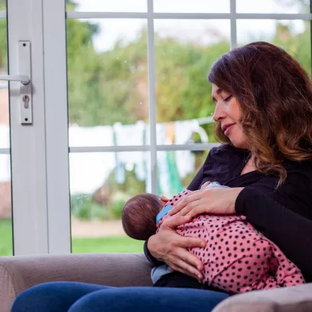 صورة لأم تحمل طفلها 