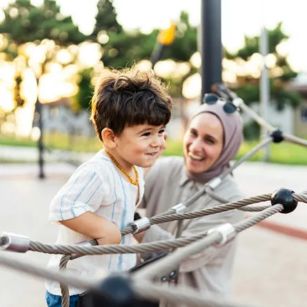 صورة لأم مع طفلها 