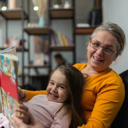 صورة للجدة والحفيدة